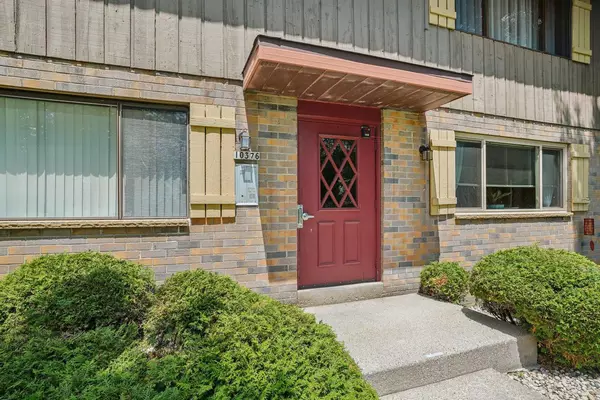 10376 W Whitnall Edge COURT #201, Franklin, WI 53132