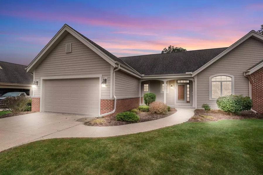 1444 Hidden Waters CIRCLE, West Bend, WI 53095