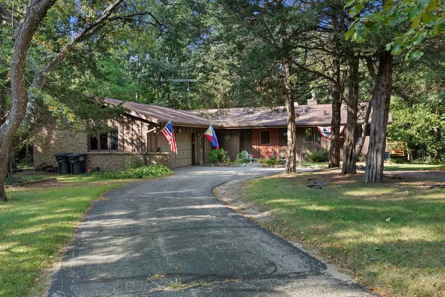 N9162 Woodridge COURT, East Troy, WI 53120