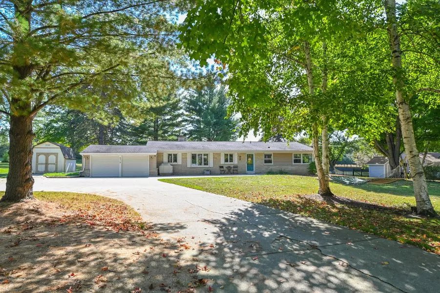 5319 W Sunnyside DRIVE, Mequon, WI 53092