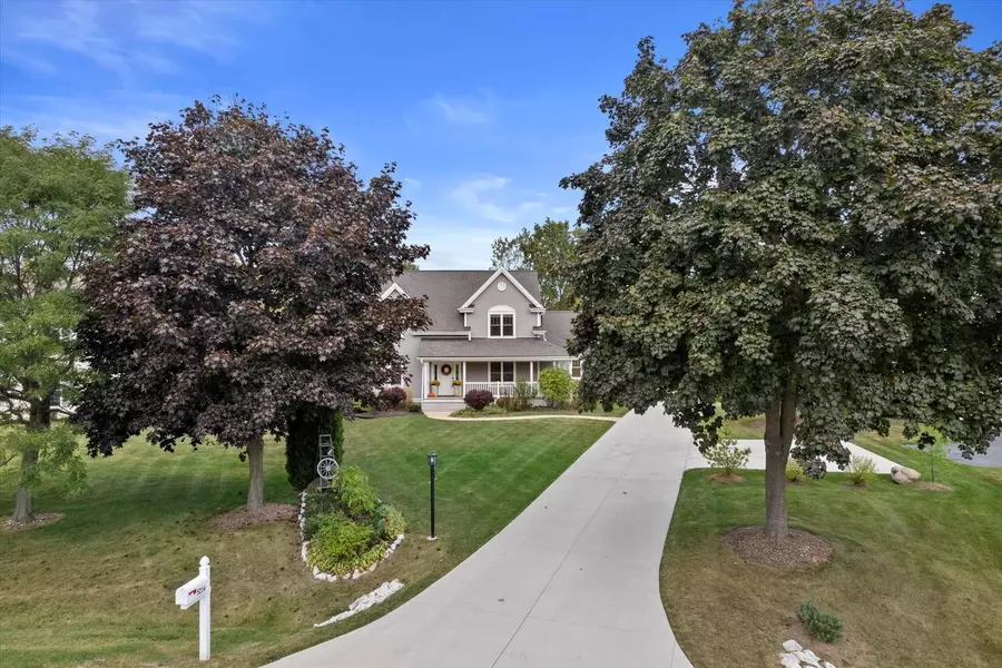 5214 W Elmdale COURT, Mequon, WI 53092