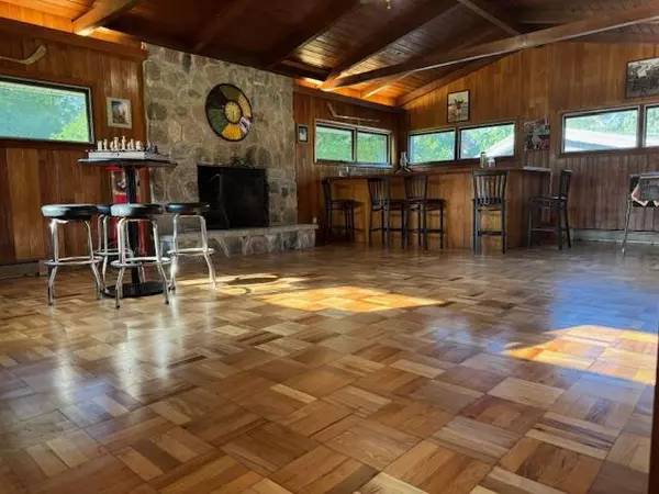 950 N Barker ROAD, Brookfield, WI 53045