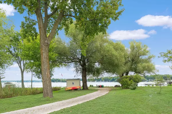 W304N2426 Maple AVENUE, Pewaukee, WI 53072