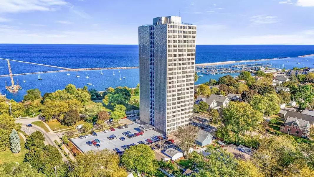 2525 S Shore DRIVE #18B, Milwaukee, WI 53207