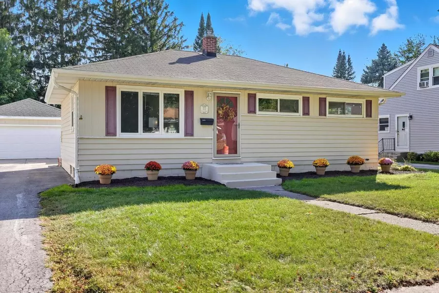 513 Peters DRIVE, Waukesha, WI 53188