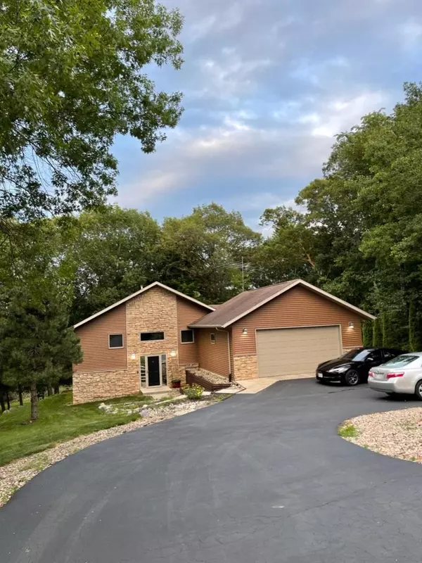 E9419 Pebblebeach Dr, Wisconsin Dells, WI 53965