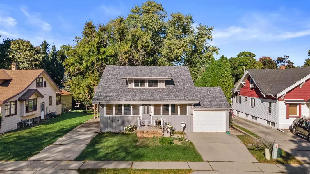 914 W Wisconsin AVENUE, Oconomowoc, WI 53066