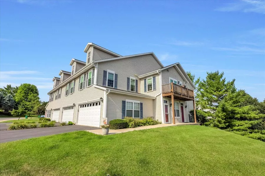 1203 Woodbury COMMON #D, Waukesha, WI 53189