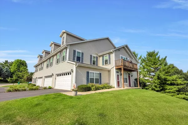 1203 Woodbury COMMON #D, Waukesha, WI 53189