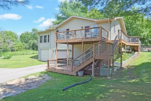 S1380 E Redstone Dr, La Valle, WI 53941