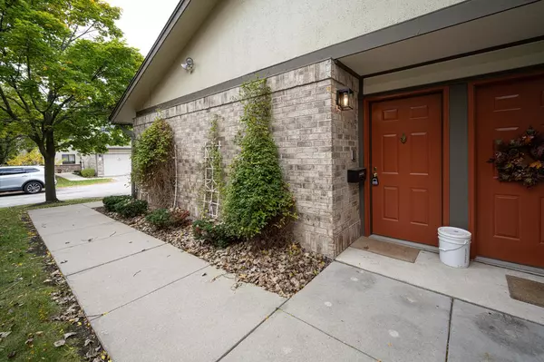 500 W Bender ROAD #27, Glendale, WI 53217