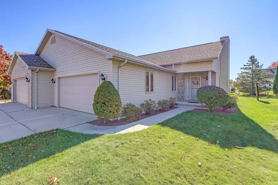 4911 Elmer LANE, Manitowoc, WI 54220