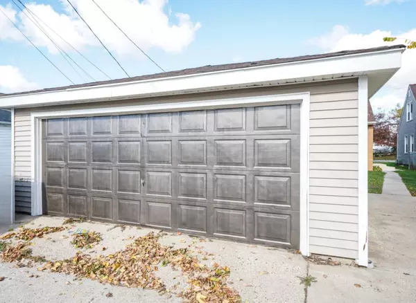 Milwaukee, WI 53218,5613 W congress STREET W