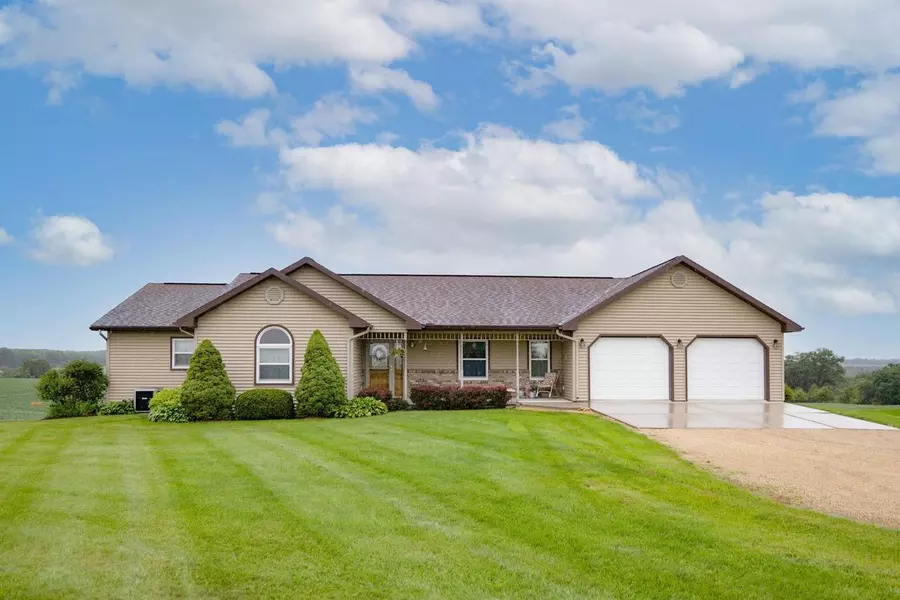 17013 King Rd, Mineral Point, WI 53565