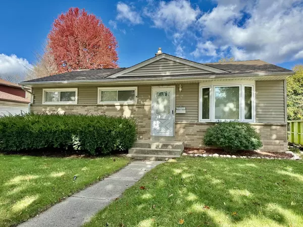 526 Peters DRIVE, Waukesha, WI 53188