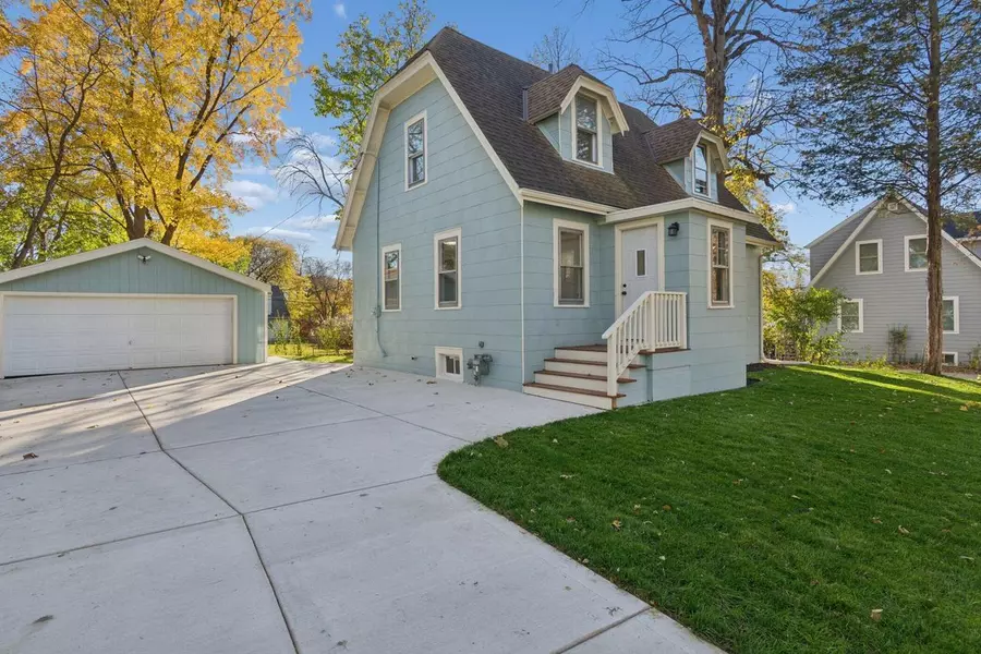 10121 W Bungalow PARKWAY, Milwaukee, WI 53214