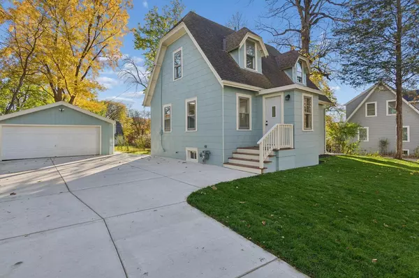 10121 W Bungalow PARKWAY, Milwaukee, WI 53214