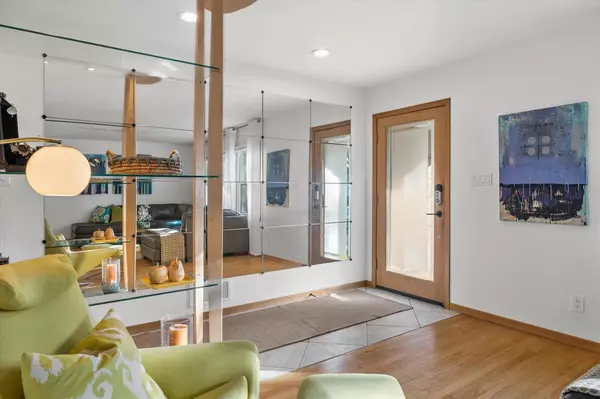 Whitefish Bay, WI 53217,1024 E Colfax PLACE