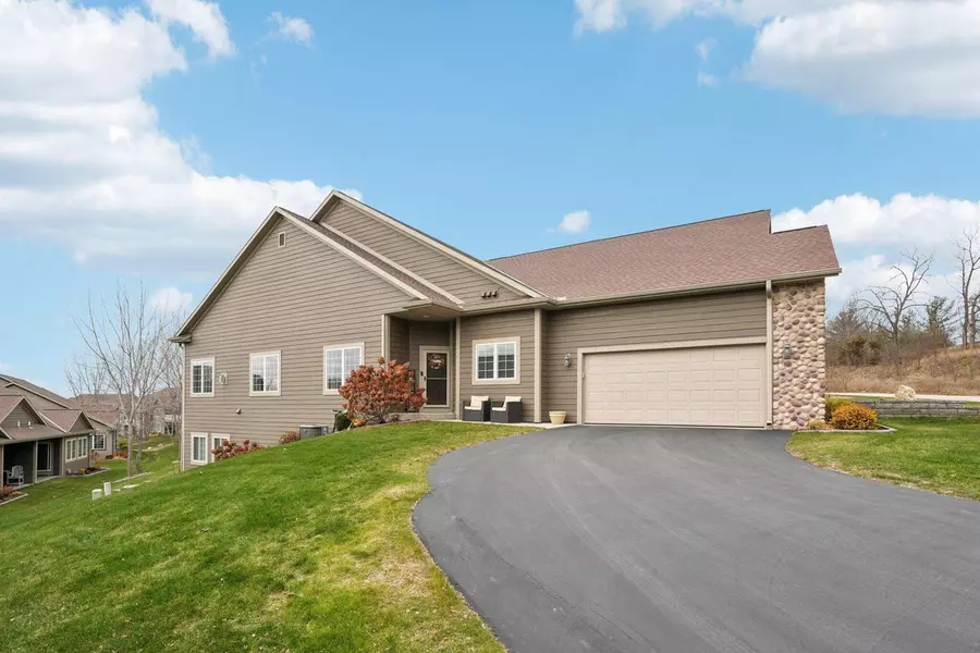 2951 Glen Ivy DRIVE, West Bend, WI 53090