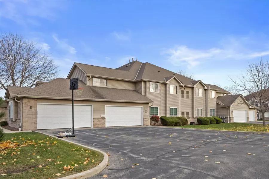 4787 W MAPLE LEAF CIRCLE, Greenfield, WI 53220