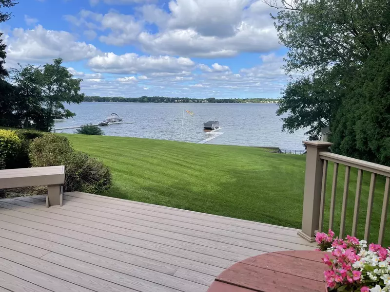 W398N6184 Mary LANE, Oconomowoc, WI 53066