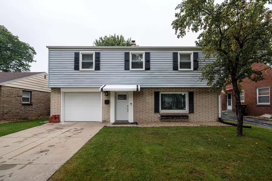 555 N 105th STREET, Wauwatosa, WI 53226