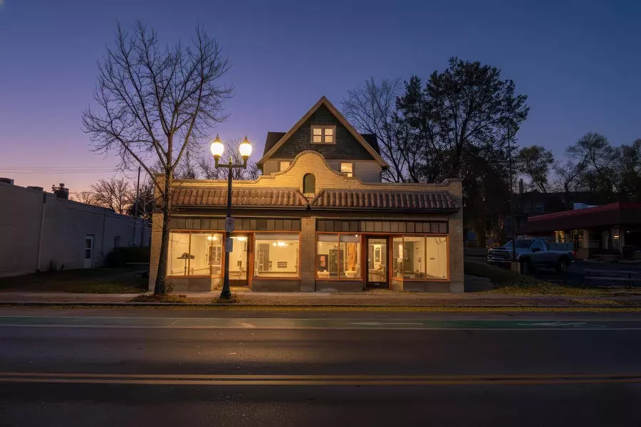 6528 W North AVENUE, Wauwatosa, WI 53213