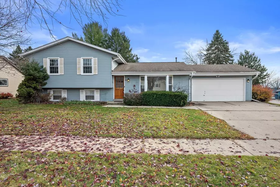 2127 Bonnie LANE, Waukesha, WI 53188