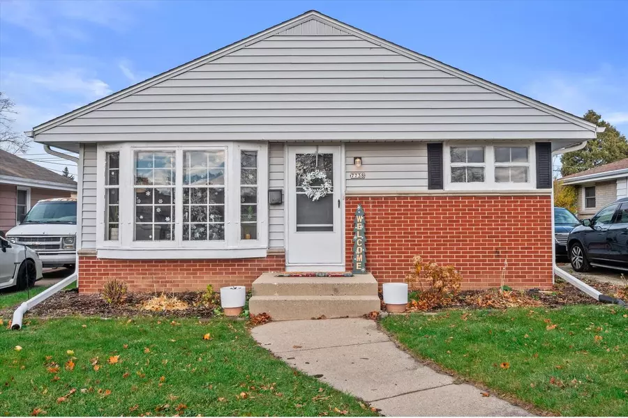 7738 W Eden PLACE, Milwaukee, WI 53220