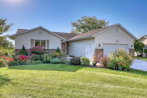 829 Royal DRIVE, West Bend, WI 53090