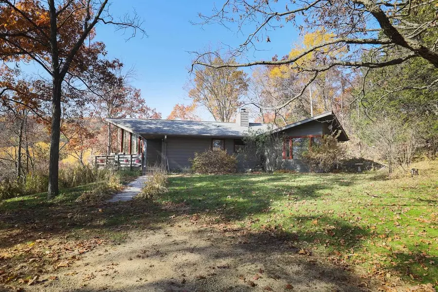 S12229 Round River Tr, Spring Green, WI 53588