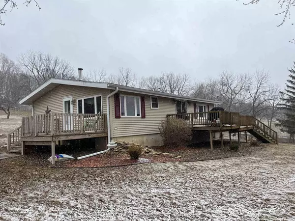 37857 Maple Ln, Prairie Du Chien, WI 53821