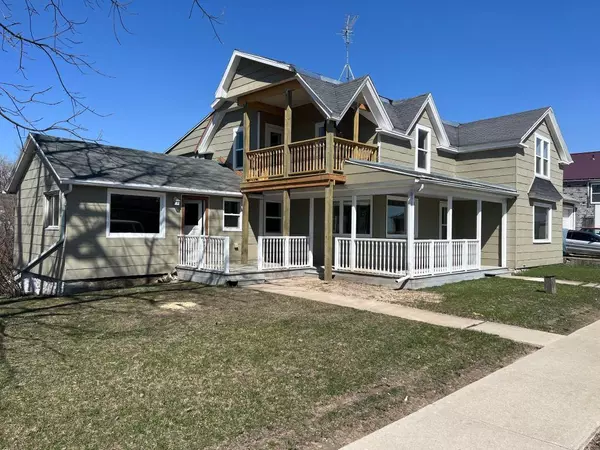 209 W Edgewater St, Cambria, WI 53923