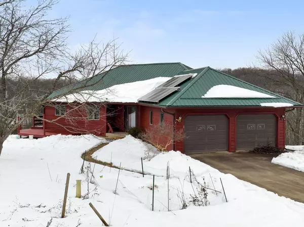 4250 Green Leaf Drive, Dodgeville, WI 53533