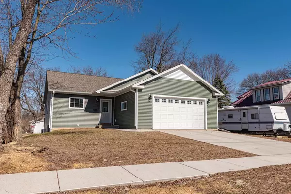 Reedsburg, WI 53959,913 4th Street