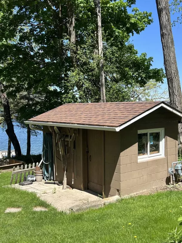 Markesan, WI 53946,W2600 Oakwood Beach Road