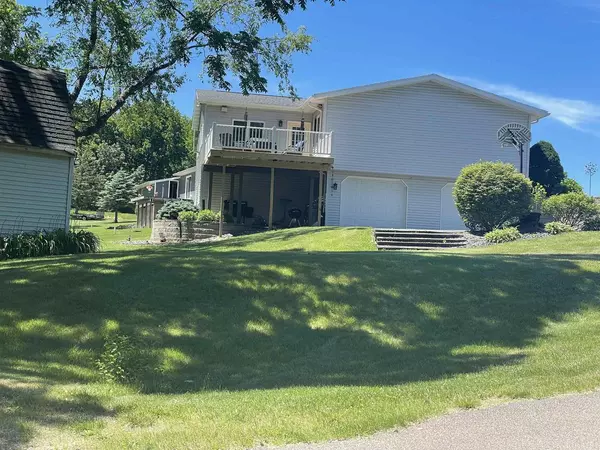 37707 Maple Lane, Prairie Du Chien, WI 53821