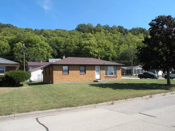 1041 E Dewey Street, Cassville, WI 53806