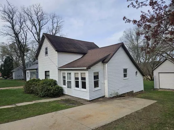 617 center Street, Wonewoc, WI 53968