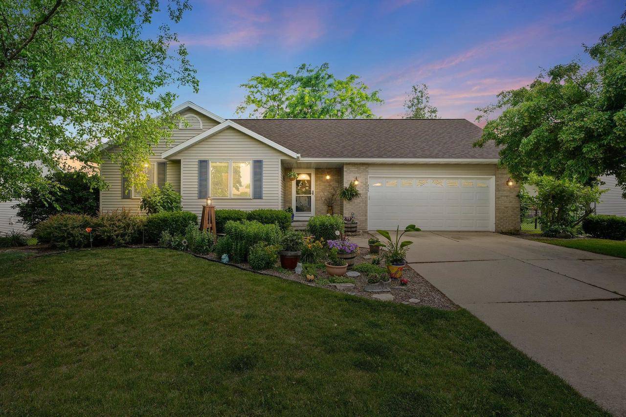 323 Overlook Terrace, Marshall, WI 53559
