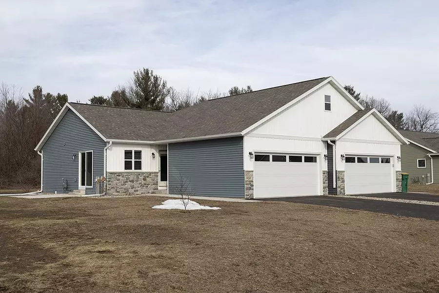 910-920 GREEN PASTURES TRAIL, Plover, WI 54467