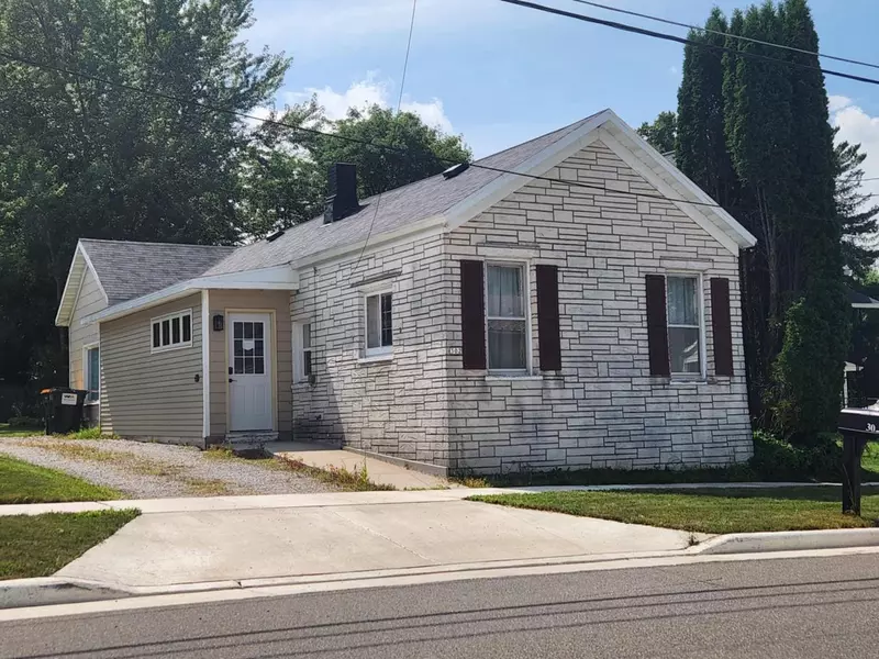 302 W CLEVELAND STREET, Marshfield, WI 54449