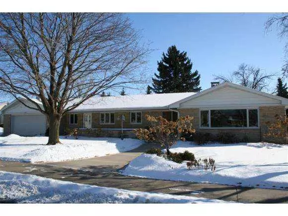 105 ELM ST, Combined Locks, WI 54113