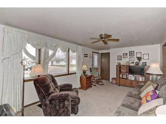 Neenah, WI 54956,327 THOMAS CT