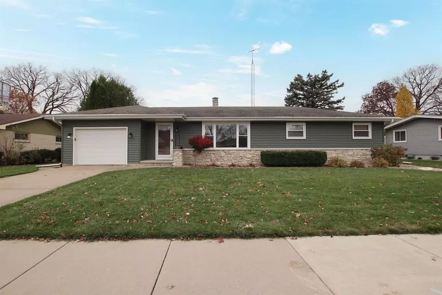 213 N MEADOW STREET, Oshkosh, WI 54902