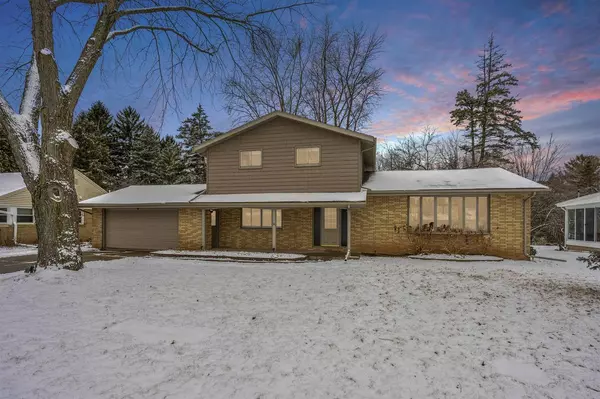 1960 PALISADES DRIVE, Appleton, WI 54915