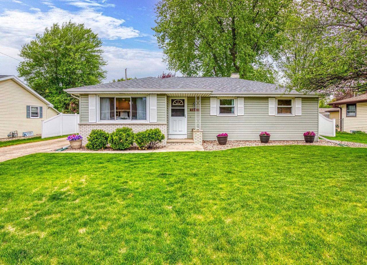 Neenah, WI 54956,1041 HONEYSUCKLE LANE