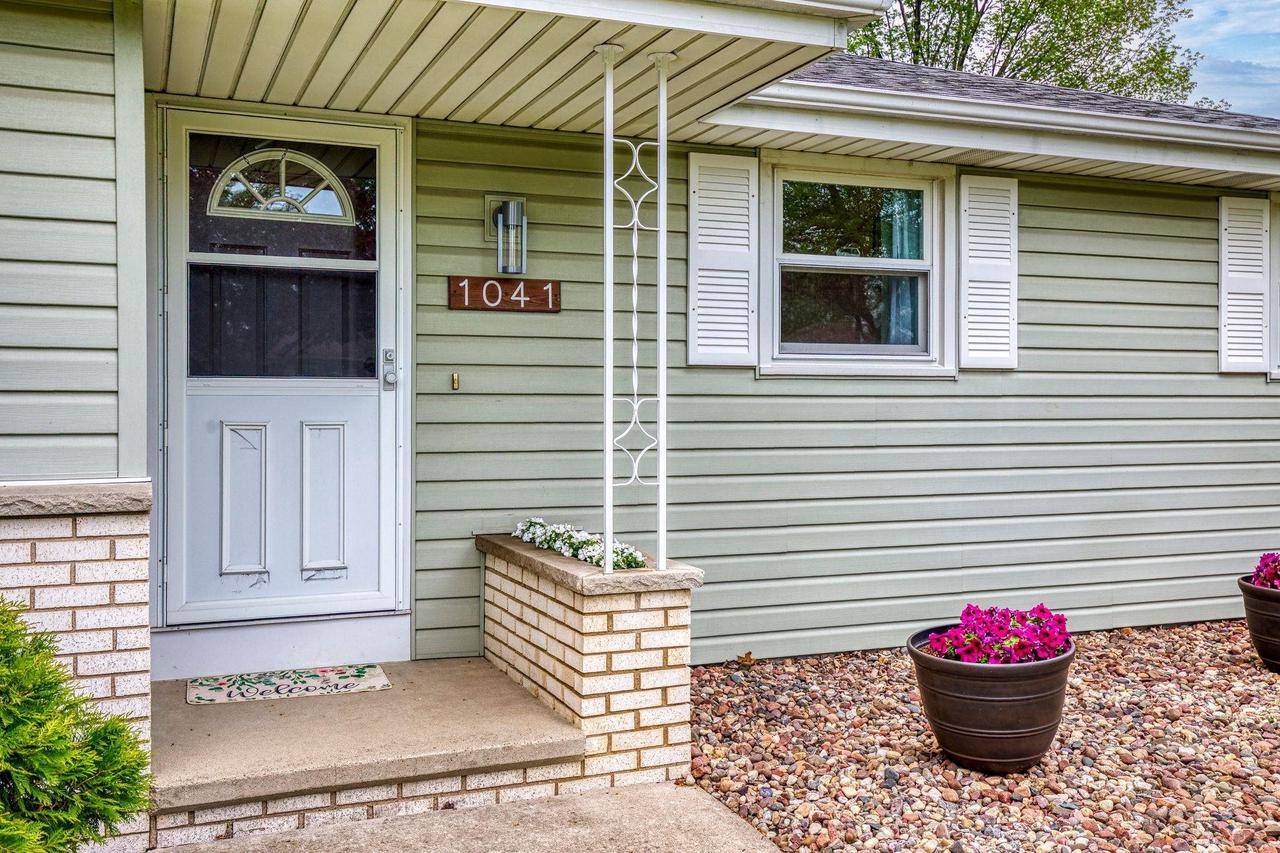 Neenah, WI 54956,1041 HONEYSUCKLE LANE