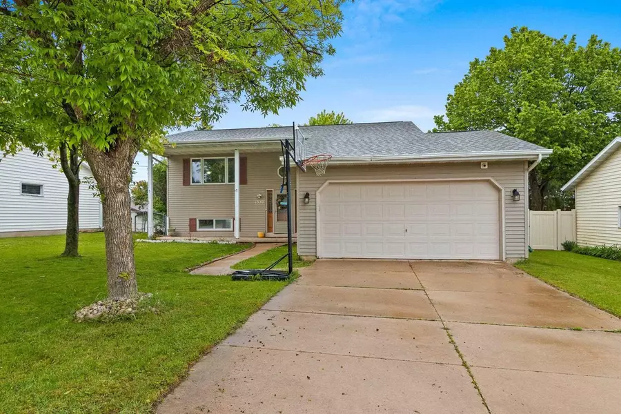 1330 PINEHURST LANE, Neenah, WI 54956