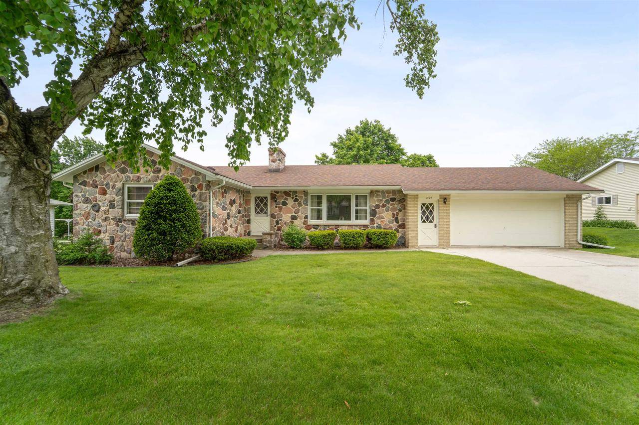 2105 HICKORY LANE, New Holstein, WI 53061